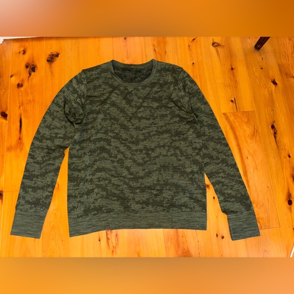 Long sleeve green camo pattern Lululemon top - Picture 1 of 2